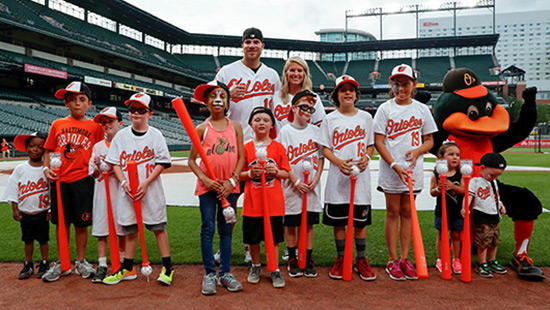 Oriole Chris Davis with kids from the Homers for Hearts program