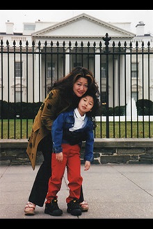 photo of Mindy Lam and her daughter in front of the White House