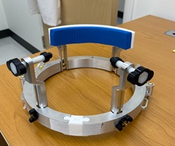 A pin-less MR guided focused ultrasound treatment device. 